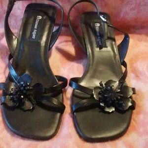 8.5M Signer Leather Kitten Heel Sandles